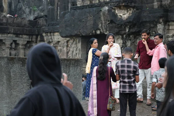 23 Ekim 2025; Ellora Mağaraları, Maharashtra, Hindistan: Büyük taş kesimli bir mağara tapınağının etkileyici cephesi, girişi büyük taş sütunlardan oluşan bir sütunla işaretlenmiştir. Islak.