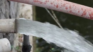 Yüksek basınçlı bir su pompasının büyük bir borudan ya da su deposuna güçlü bir su akışının yakın çekim görüntüsü. Çalkantılı akış ve yüksek ses sulama ve drenaj kavramlarını temsil ediyor.