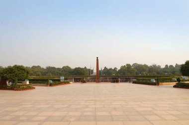 Delhi, Hindistan, 28 Kasım 2025. Ulusal Savaş Anıtı 'ndaki merkezi dikilitaş heykelinin geniş panoramik manzarası..