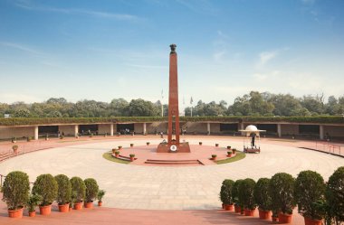 Delhi, Hindistan, 28 Kasım 2025. Ulusal Savaş Anıtı 'nın merkez dikilitaş anıtının geniş açılı manzarası ve dairesel avlu düzeni.