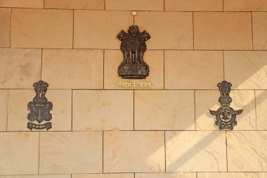 Delhi, Hindistan, 28 Kasım 2025. Ulusal Savaş Anıtı 'nın duvarında, Hint Donanması ve Hava Kuvvetleri' nin kuşattığı Hindistan Ulusal Amblemi görülüyor..