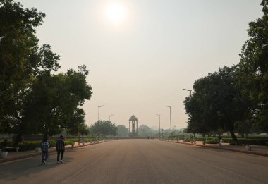 Delhi, Hindistan, 28 Kasım 2025. Hindistan Kapısı tepe örtüsünün altındaki Netaji Subhash Chandra Bose heykelini ağır zehirli sis örtüyor..