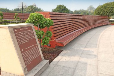 Delhi, Hindistan, 28 Kasım 2025. 1965 Hindistan-Pakistan Savaşı hakkında bilgi levhası Ulusal Savaş Anıtı 'nda Tyag Çakra duvarının yanında duruyor..