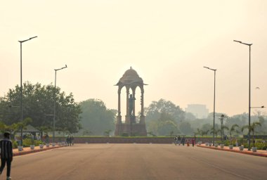 Delhi, Hindistan, 28 Kasım 2025. Kalın zehirli sis Kartavya Yolu 'nu ve Hindistan Kapısı' nı kaplıyor. Güneşi karalıyor ve başkentte görüş mesafesi azalıyor..