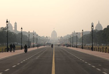 Delhi, Hindistan, 28 Kasım 2025: Rashtrapati Bhavan 'a doğru giden Kartavya Yolu' nun düz manzarası yoğun tehlikeli sis ve kış sabahı hava kalitesi nedeniyle karardı.