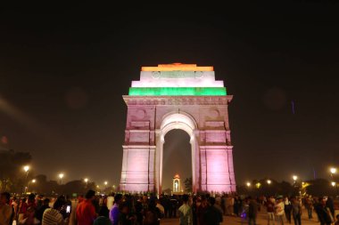 Hindistan Savaş Anıtı 'nın kapısında Akşamları Yeni Delhi, Hindistan