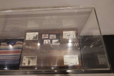 Ahşap bir masada eski model fotoğraf çerçeveleri ve çerçeveler.