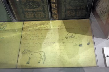 Delhi, Hindistan, 28 Kasım 2025, müzede sergilenmekte olan genç Indira Gandhi 'ye atfedilen çocukluk hayvan örneklerini sakladı.