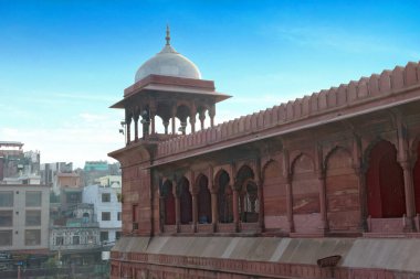 Delhi, Hindistan, 28 Kasım 2025. Jama Mescidi 'nin Yüksek Dış Görünümü Kırmızı Kum Taşı Galerisi ve Açık Gökyüzüne Karşı Kubbe