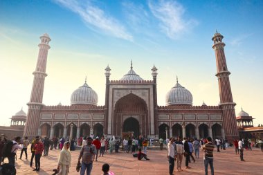 Delhi, Hindistan, 28 Kasım 2025. Jama Mescid 'in Avluda Kalabalıkla Görkemli Önü, Canlı Bir Akşam Gökyüzü Altında