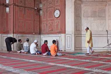 Delhi, Hindistan, 28 Kasım 2025. Tapanlar Süslü İçişleri Salonu 'nun Jama Mescidi' nde dua ediyorlar.