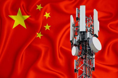 Çin bayrağı, logonuz için arkaplan - endüstriyel 3D illüstrasyon. Telekomünikasyon direğindeki 5G akıllı cep telefonu radyo ağı anten istasyonu sinyal gönderiyor. 3 Boyutlu Hazırlama