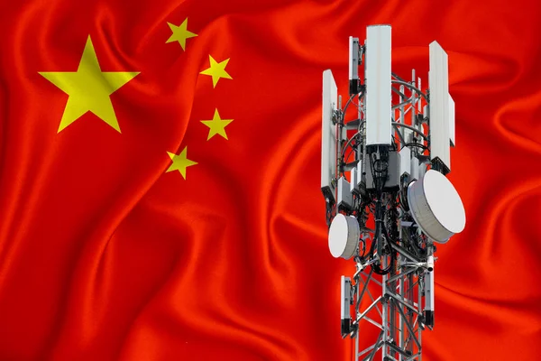 Çin bayrağı, logonuz için arkaplan - endüstriyel 3D illüstrasyon. Telekomünikasyon direğindeki 5G akıllı cep telefonu radyo ağı anten istasyonu sinyal gönderiyor. 3 Boyutlu Hazırlama