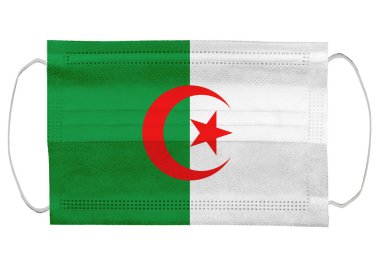 Tıbbi bir maskede algira bayrağı. Beyaz bir arka planda izole edilmiş. Corona virüsü ya da covid-19 için koruyucu solunum maskeleri virüs enfeksiyonu için, sağlık koruma konsepti, ağız kapağı, 3 boyutlu görüntüleme