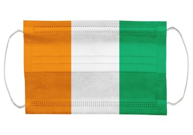 Sağlık maskesi takmış İrlanda bayrağı. Beyaz bir arka planda izole edilmiş. Corona virüsü ya da covid-19 için koruyucu solunum maskeleri virüs enfeksiyonu için, sağlık koruma konsepti, ağız kapağı, 3 boyutlu görüntüleme