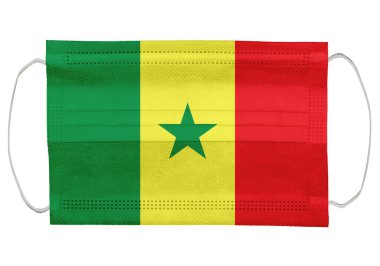 Tıbbi bir maskenin üzerinde Senegal bayrağı. Beyaz bir arka planda izole edilmiş. Corona virüsü ya da covid-19 için koruyucu solunum maskeleri virüs enfeksiyonu için, sağlık koruma konsepti, ağız kapağı, 3 boyutlu görüntüleme