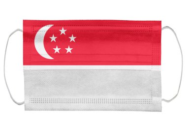 Tıbbi bir maskenin üzerinde Singapur bayrağı. Beyaz bir arka planda izole edilmiş. Corona virüsü ya da covid-19 için koruyucu solunum maskeleri virüs enfeksiyonu için, sağlık koruma konsepti, ağız kapağı, 3 boyutlu görüntüleme