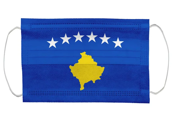 Bandeira Kosovo Uma Máscara Médica Isolado Sobre Fundo Branco Para — Fotografia de Stock