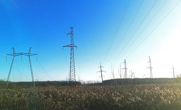 Linha Transmissão Eléctrica Transmissão Energia Silhueta Pilão Contra Céu Azul — Fotografia de Stock