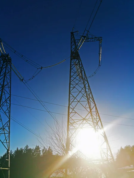 Linha Transmissão Eléctrica Transmissão Energia Silhueta Pilão Contra Céu Azul — Fotografia de Stock
