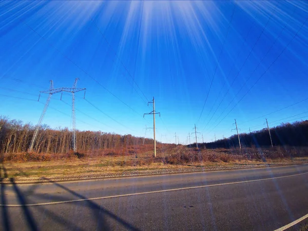 送電線だ 夕暮れ時に青空に電力伝送パイロンシルエット 電化の概念 — ストック写真