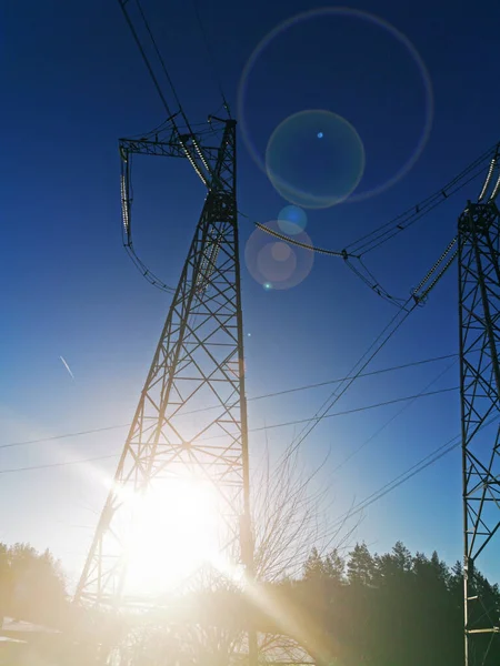 Linha Transmissão Eléctrica Transmissão Energia Silhueta Pilão Contra Céu Azul — Fotografia de Stock