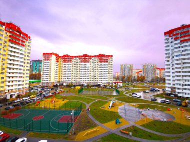 Krasnodar Rusya 'da sonbaharda oyun parkı olan çok katlı bir binanın avlusu