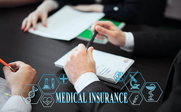 计划在一个现代化的诊所里组织一个医生小组 现代医学和医学生物技术的概念 屏幕上的医学图标 上面有题词 Medical Insurance — 图库照片