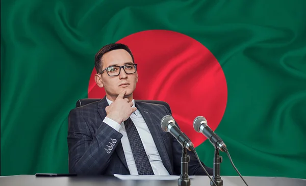 バングラデシュの国旗を背景に 眼鏡と国際会議や記者会見でのジャケットを着た若者 — ストック写真