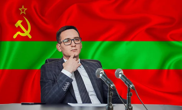 国際会議や記者会見で眼鏡やジャケットの若者 フラグTransnistriaの背景に — ストック写真