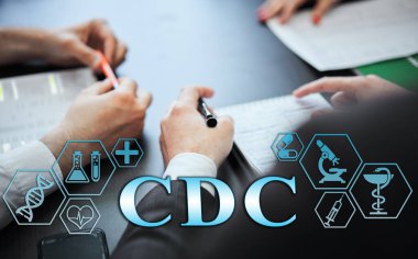 Tıbbi sağlık konsepti. Dijital tıbbi ikonları olan bir grup doktor. Tıbbın sembolünü gösteren grafik pankart. HKM yazıtları.