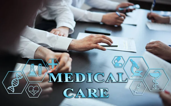 医療の概念 病院の医師のグループは デジタル医療のアイコン 医療のシンボルを示すグラフィックバナー 医療を提供しています 医療ケア — ストック写真
