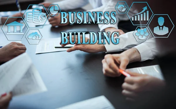 ビジネス管理コンセプト デジタルビジネスアイコン 銀行のシンボルを示すグラフィックバナー 商業支援を持つオフィスのビジネスマンのグループ ビジネスビル — ストック写真