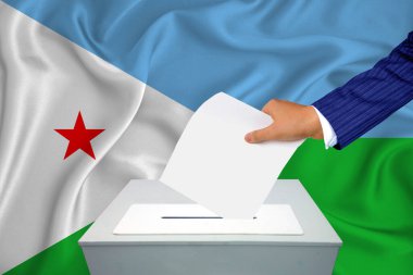 Ülkedeki seçimler - oy sandığında oy kullanma. Bir adam oyunu sandığa koyuyor. Arkaplanda Djibouti Bayrağı.