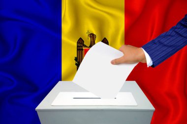 Ülkedeki seçimler - oy sandığında oy kullanma. Bir adam oyunu sandığa koyuyor. Arkaplanda Moldova bayrağı.