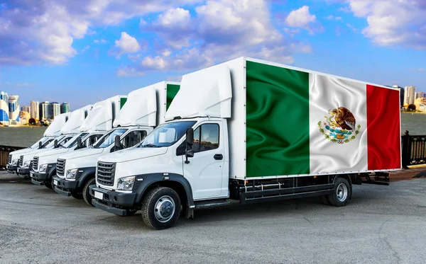 Bandera México Parte Posterior Cinco Nuevos Camiones Blancos Contexto Del — Foto de Stock