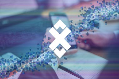 AdEx, şifreleme yazısını ekle. İş adamı, tüccar, yatırımcı, analist akıllı telefon ekranında kripto para piyasası borsa analizini analiz etmek için cep telefonu uygulama analizi kullanıyor..