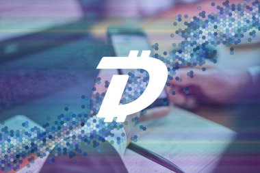 DigiByte, DGB şifreleme işareti. İş adamı, tüccar, yatırımcı, analist akıllı telefon ekranında kripto para piyasası borsa analizini analiz etmek için cep telefonu uygulama analizi kullanıyor..