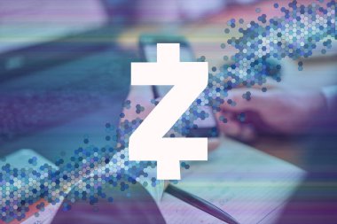 Zcash, ZEC şifreleme işareti. İş adamı, tüccar, yatırımcı, analist akıllı telefon ekranında kripto para piyasası borsa analizini analiz etmek için cep telefonu uygulama analizi kullanıyor..
