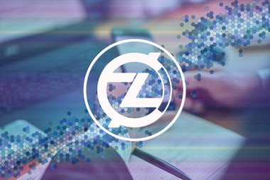 ZClassic, ZCL şifreleme işareti. İş adamı, tüccar, yatırımcı, analist akıllı telefon ekranında kripto para piyasası borsa analizini analiz etmek için cep telefonu uygulama analizi kullanıyor..