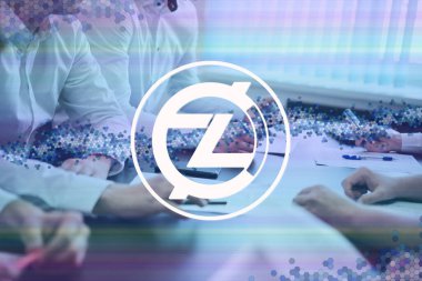 ZClassic, ZCL şifreleme işareti. İş konsepti, kripto para ve finans. Bir grup iş adamı bir masada oturuyorlar..