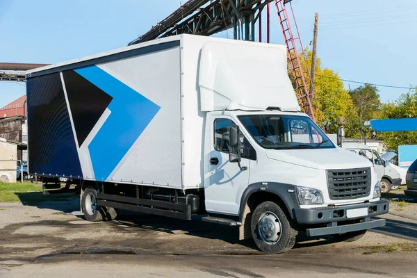 駐車場の白いトラックが次の商品の配送を待っています 世界中に商品を配送する運送会社のコンセプト — ストック写真