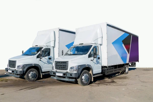 Dos Nuevos Camiones Blancos Listos Para Salir Están Estacionamiento Entrega — Foto de Stock