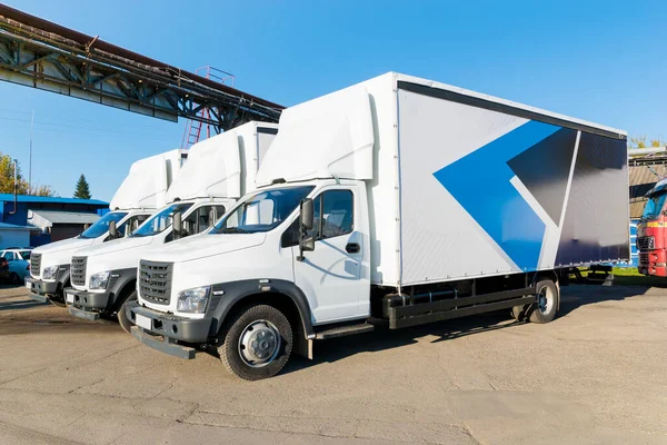Trzy Nowe Białe Ciężarówki Gotowe Odjazdu Zaparkowane Dostawa Lub Dostawa — Zdjęcie stockowe