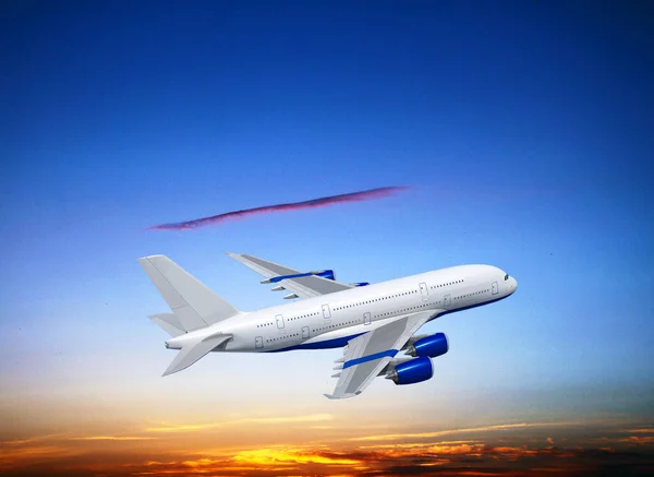 Kereskedelmi Fehér Repülőgép Repülőgép Felett Repülő Drámai Felhők Gyönyörű Naplemente — Stock Fotó