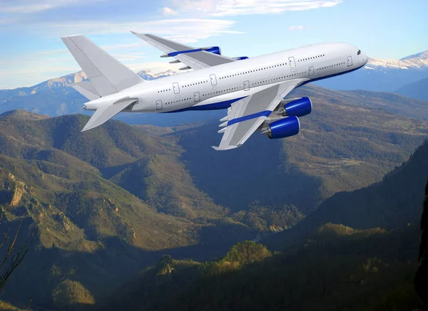 Εμπορικό Λευκό Αεροπλάνο Που Πετά Πάνω Από Δραματικά Σύννεφα Και — Φωτογραφία Αρχείου