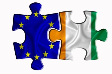 Beyaz izole arka planda iki yapboz parçasında İrlanda bayrağı ve Avrupa Birliği bayrağı. Politik ilişkiler kavramı. 3B görüntüleme
