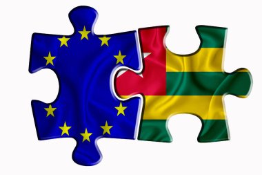 Beyaz izole arka planda iki yapboz parçasında togo bayrağı ve Avrupa Birliği bayrağı. Politik ilişkiler kavramı. 3B görüntüleme