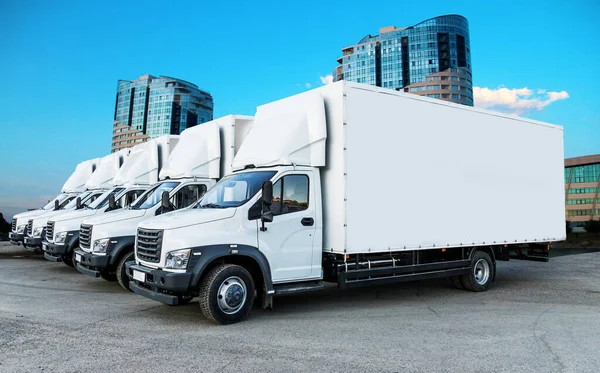 Some Trucks Parked Parking Lot Next Logistics Warehouse River Several — Stock Photo, Image