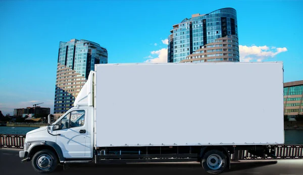 Ciężarówki Zaparkowane Parkingu Obok Magazynu Logistycznego Nad Rzeką Parkingu Stoi — Zdjęcie stockowe